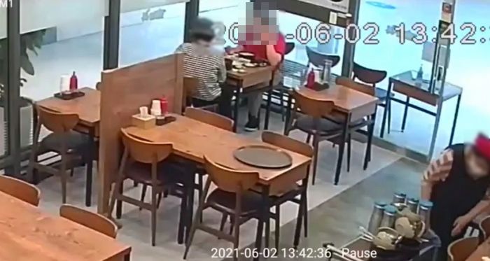 “진상 손님이 음식값 안 내려고 잘 먹은 국밥 안에 ‘휴지’를 넣었습니다” (영상)