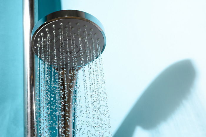 욕실에 미리 ‘차키 몰카’ 설치해 딸 친구 샤워 장면 찍은 아빠