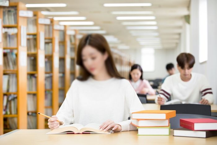 “‘정액 테러’한 독서실 총무가 성범죄 아닌 ‘재물손괴죄’로 벌금형 받았습니다”