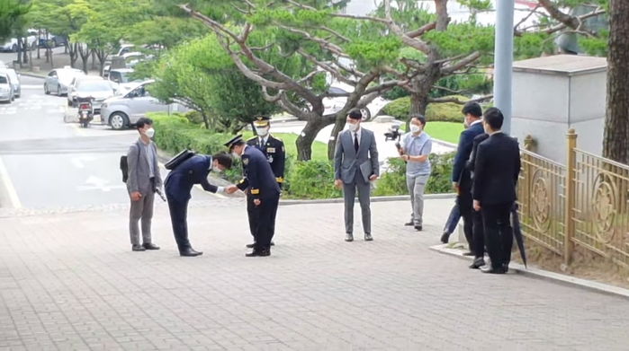 공식 행사 때 우르르 안 몰려 다니고 비서와 ‘단 둘’만 움직이는 이준석 대표