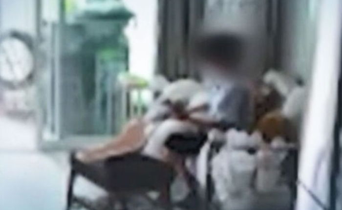 신생아 떨어뜨려놓고 “폰 떨어뜨렸다”며 거짓말한 산후도우미 (영상)