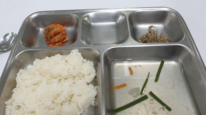 반찬 부족하다며 비엔나 소시지 달랑 ‘1개’ 배식해준 52사단