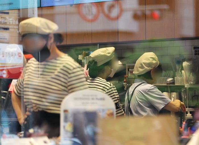 “10,800원 vs 8,720원”··· 내년 ‘최저임금’ 두고 시민들이 보인 엇갈린 반응