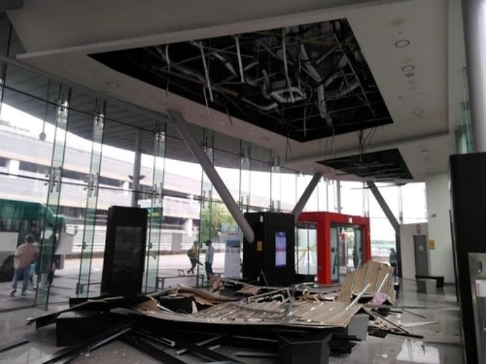 어제(4일) 수원역 환승센터 천장이 갑자기 붕괴됐다 (사진)