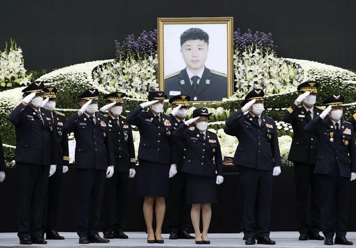 화재 진압 중 화상 입어 숨진 소방관 영결식에서 사람들 펑펑 울린 동료의 ‘경례’ (영상)