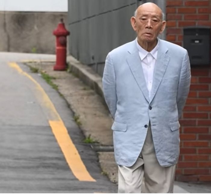 오늘(5일) 연희동 자택 앞에서 포착된 마스크 안 쓴 전두환 근황