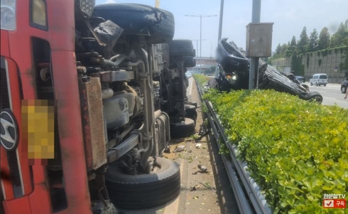 화물차+아우디 전복사고 나자 운전자 구하려 고속도로 뛰어든 ‘캡틴코리아’ 군인 (영상)