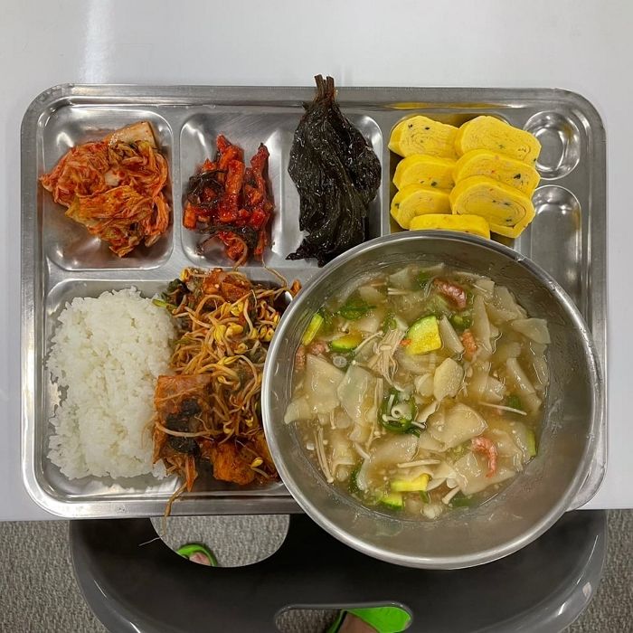 육군+공군이 너무 부러워서 가고 싶어한다(?)는 해군 부대 급식 클래스 (사진 5장)
