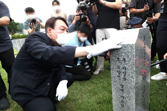 윤석열, 민생행보 첫 일정으로 ‘연평해전+천안함’ 용사 묘역 참배