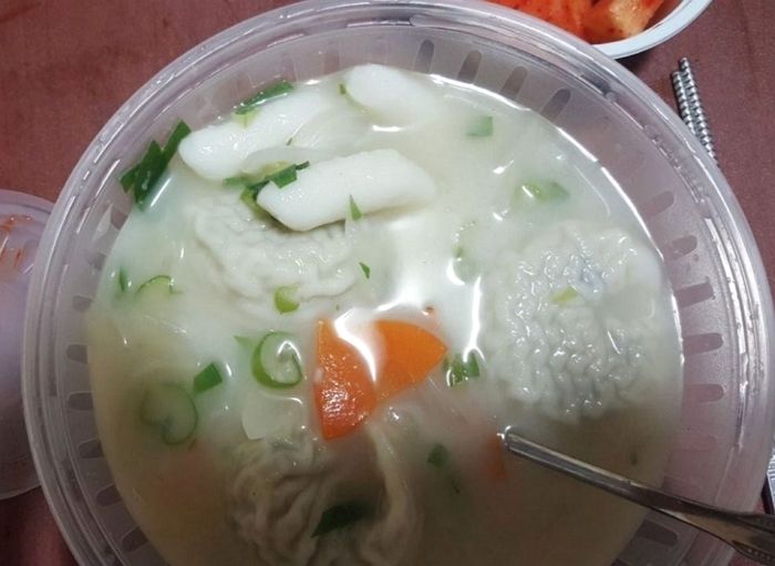 떡만둣국에 떡국 떡 대신에 ‘떡볶이 떡’ 넣어 배민 별점 1점 받은 사장님