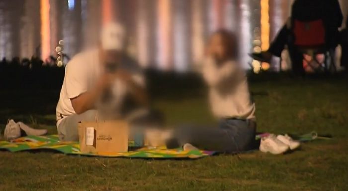 밤 10시 이후 ‘야외 금주령’ 내려졌는데도 술 마시는 사람들로 북적인 한강공원 (영상)