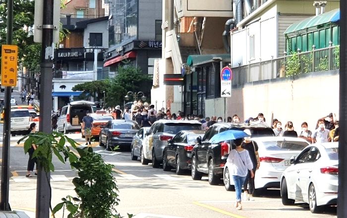 ‘현백 무역센터점’ 집단감염 공포에 코로나 검사 받으려는 시민들 가득한 강남보건소 상황