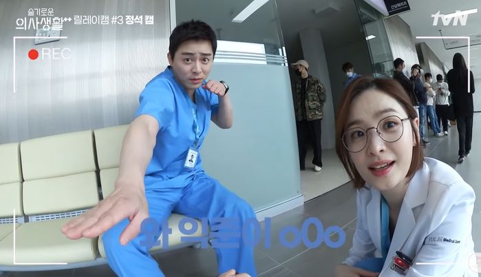 스태프 속이려 ‘꽈당 몸개그’하는 와중에도 아무렇지 않은 척 휴대폰 바라본 ‘장꾸’ 조정석