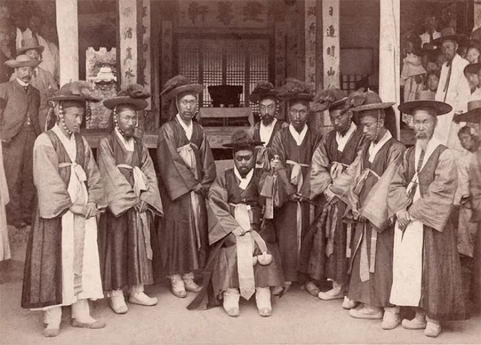 130년 전 ‘조선의 인싸’였던 선글라스 낀 부산 사또의 세상 ‘힙’한 패션