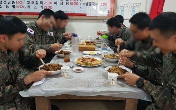 “어제 오후 12시, 천안역 해장국집서 군인 4명 밥값 ‘몰래’ 계산한 남성분을 찾습니다”