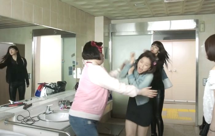 화장실 옆칸에 사람 있는지 보려 밑틈으로 휴대폰 넣었다가 ‘몰카범’ 신고당한 여성