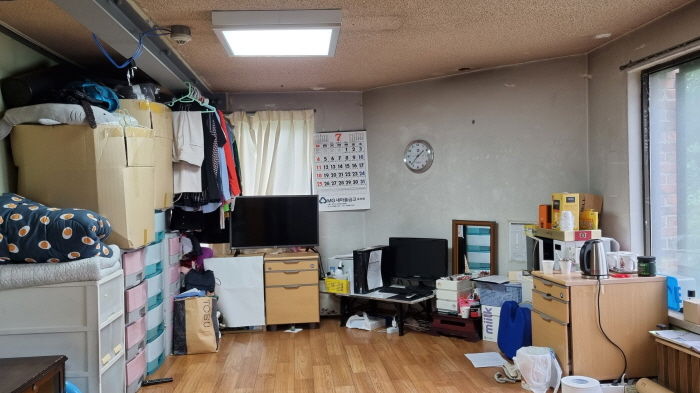 숨진 서울대 청소부, 엘리베이터 없는 4층 건물서 ‘100L’짜리 쓰레기봉투 들고 날랐다