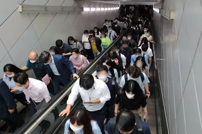 “서울, 단독 거리두기 단계 4단계 격상 방안 논의 중”