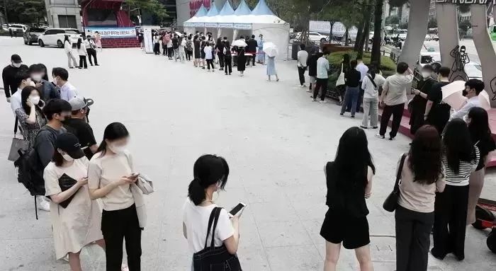 수도권 거리두기 4단계 격상...12일부터 시행