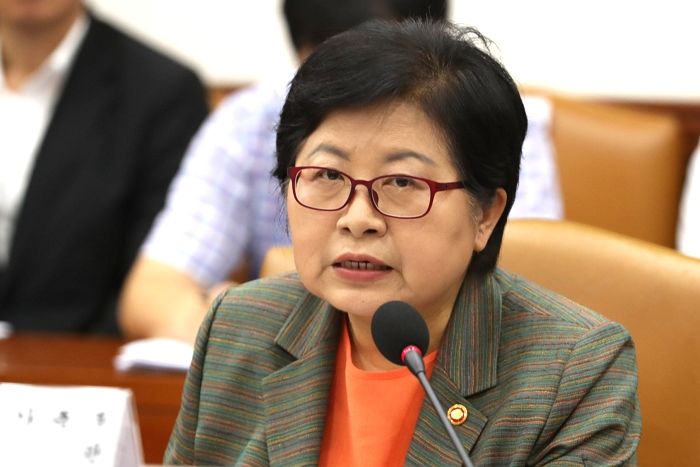 文정부 초대 여가부 장관 “여가부 사라지면 모두가 불행해진다”