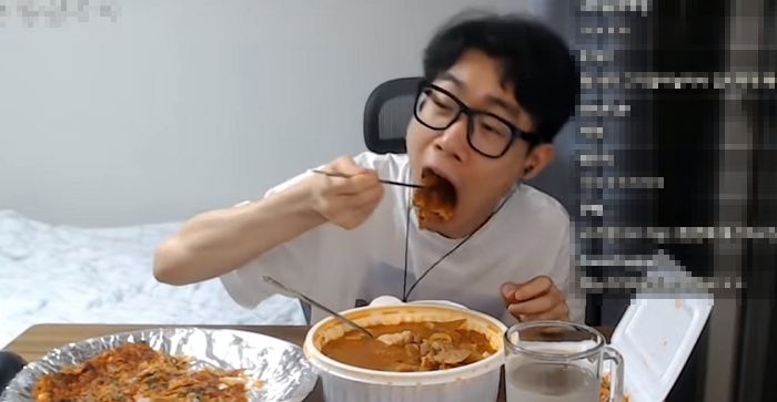 롤 방송 접고 먹방 해도 되겠단 반응 폭발한 ‘괴물쥐’의 야무진 먹방 (영상)