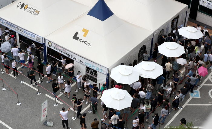 감염내과 교수 “이달 말 신규 확진자 1만명 될 수 있다”