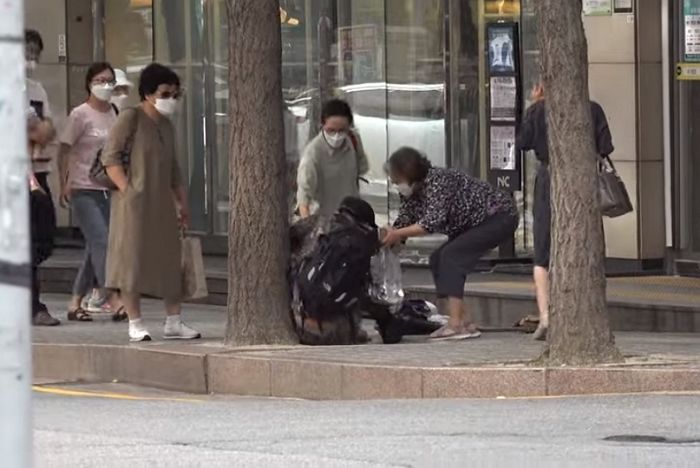 다리 다친 군인 넘어지는 모습 보자마자 우르르 달려와 챙겨준 엄마들 (영상)