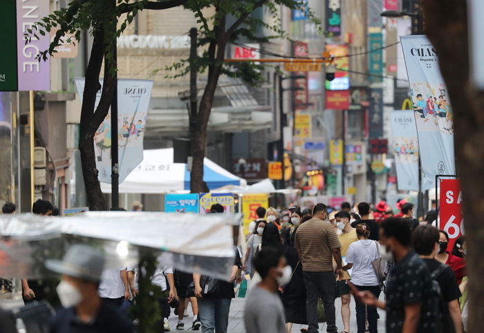 거리두기 4단계 앞두고 마지막 주말 데이트 나온 시민들로 가득한 오늘(10일)자 명동 거리