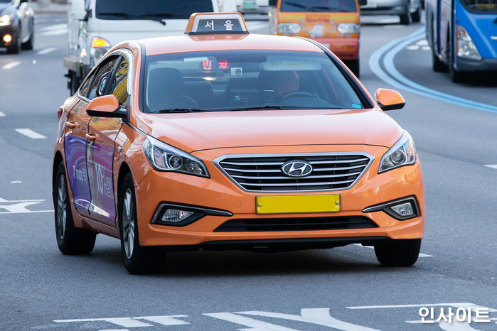 평점 낮은 택시기사들 ‘배차 혜택’ 안주겠다고 약관 변경한 카카오 택시