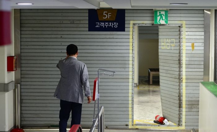 “뭔 X랄 이냐고요!”...소방대피훈련하던 소방관이 ‘방화 셔터’ 앞에서 펑펑 울며 화낸 이유