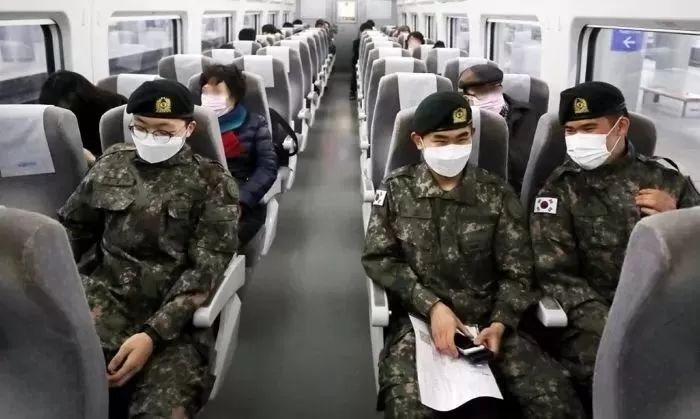 코로나 검사받는 병사들 ‘격리’하는 하루, 정기휴가에서 까버리는 군 부대들