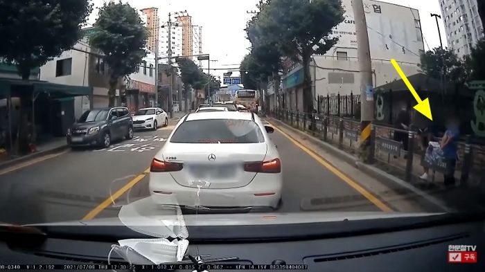 스쿨존서 달려오는 오토바이 조준해 ‘우산’ 펼쳐 배달원 깜짝 놀라게 한 어린이 (영상)