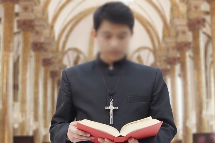 ‘노래방’서 도우미 안 불러준다며 행패부리다 경찰 ‘뺨’까지 때린 성당 신부