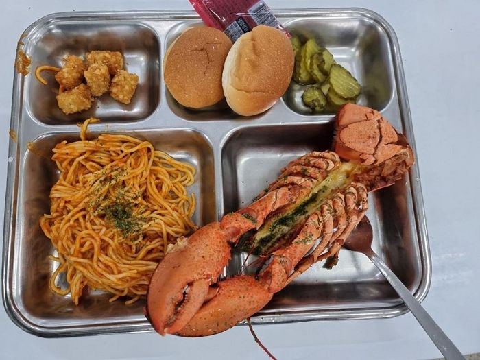 훈련하느라 지친 병사들 위해 윤기 좔좔 흐르는 ‘랍스터’ 한마리 통째로 준 육군훈련소