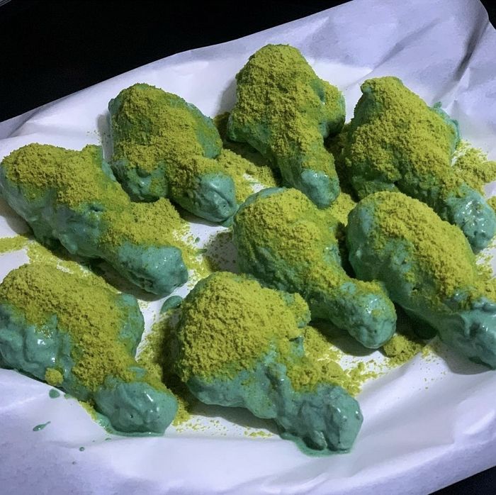 서울대 학생들 단골집으로 소문난 충격적 비주얼의 민트 초코 치킨집