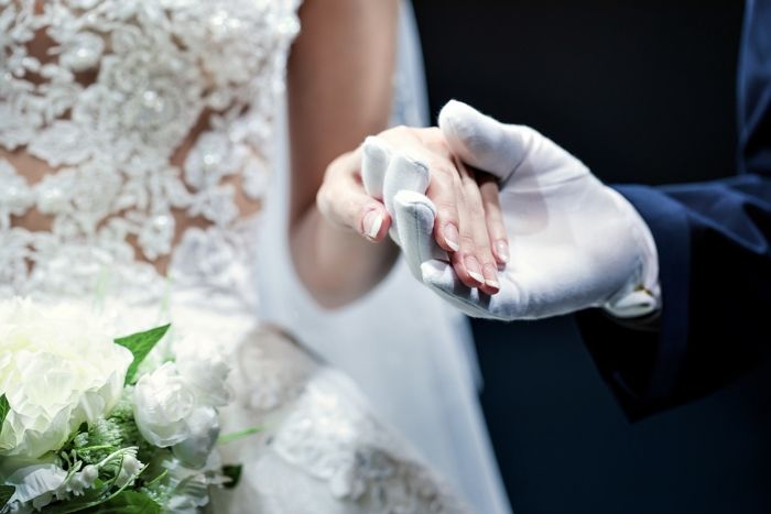 “콘서트는 5천명, 단 한 번뿐인 결혼식은 49명 제한”...황당한 기준에 분노한 예비부부들