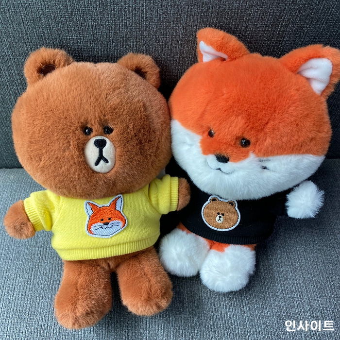 보들보들한 촉감으로 종일 껴안고 싶은 귀요미 ‘메종키츠네X라인프렌즈’ 인형