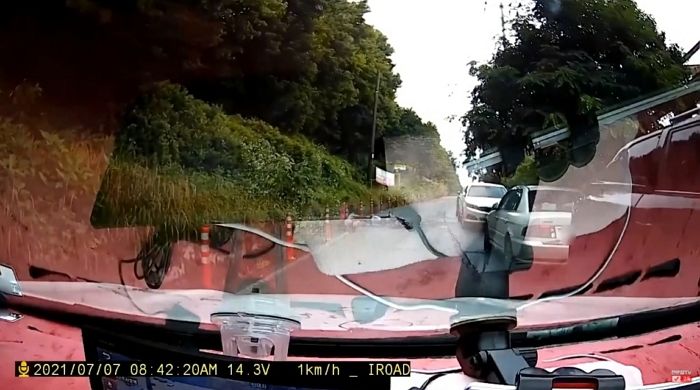 멀리서 ‘혼자’ 넘어져 걱정해 주니 보험 접수해달라며 갑질한 스쿠터 운전자 (영상)