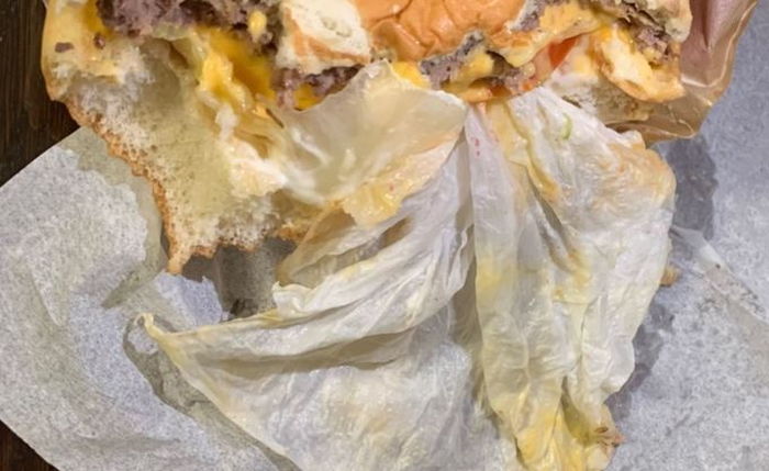 “버거킹 햄버거에 쓰다 버린 ‘물티슈’가 통째로 들어있었습니다”