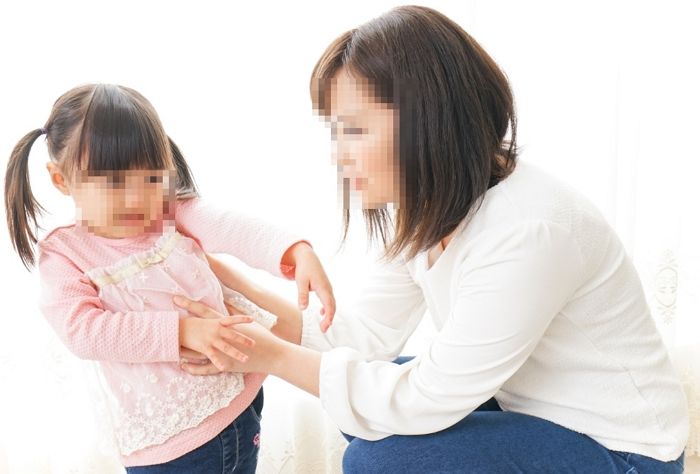 떼쓰는 6살 아이 엉덩이 맴매하는 엄마 ‘신고한다’며 영상 찍어간 중학생들...“잘했다vs오버다”