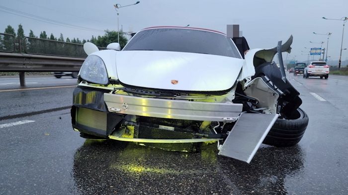 “출고 10일 만에 물폭탄 맞고 폐차했어요”…한문철 변호사도 결론 못내린 포르쉐 완파 사고