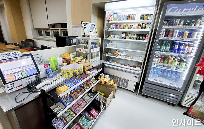 최저 시급 ‘9160원’으로 결정되자 알바생 대신 ‘무인기계’ 도입 준비하는 편의점 사장님들
