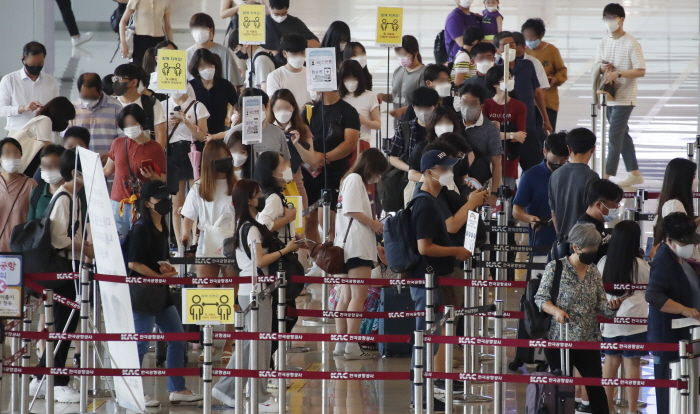 역대 최다 확진 계속된 오늘(15일) 놀러가는 차량으로 가득 찬 ‘김포공항’ 주차장
