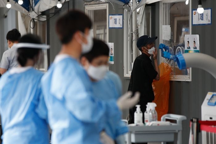 폭염 속에서도 선별진료소서 환자 위해 일하다가 의식 잃고 쓰러진 구청 직원