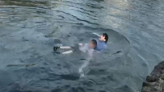 물에 빠진 아이 보자마자 뛰어들어 해병대서 배운 ‘인명구조’ 방법으로 살려낸 청년