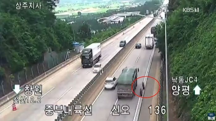 덤프트럭서 빠진 타이어 피하다 트럭 사이에 끼인 SUV···탑승자 2명 사망