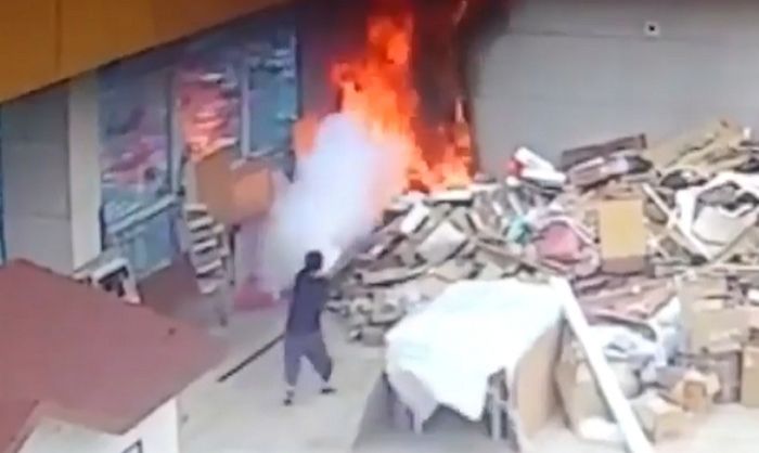 이웃 150명 대피하는데 혼자 남아 ‘소화기’ 하나로 불길에 맞선 시민 (영상)