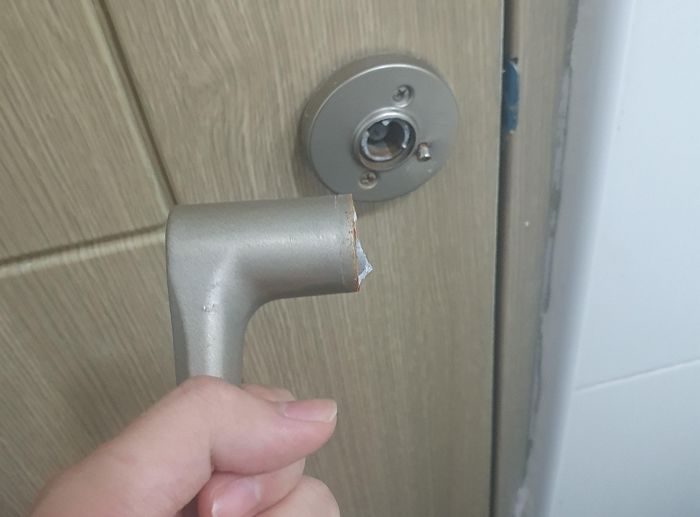 문고리 부서져 40분 동안 화장실에서 ‘셀프 감금’ 당한 남성의 결말