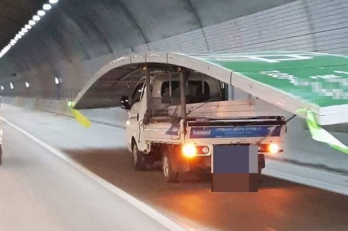 SNS서 “미친 포터 XX”라고 난리 난 ‘초대형 간판’ 싣고 달리는 포터