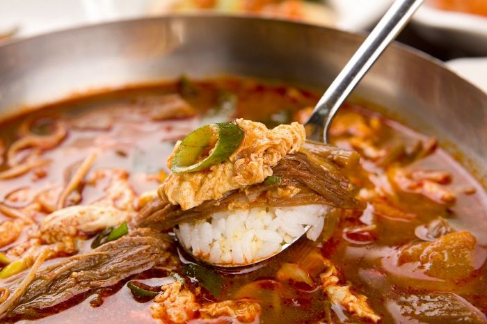 살아생전 음식 못 먹어 죽은 이의 장례식장에 나타난 의문의 폭풍 먹방러